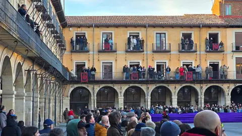 El Encuentro vuelve a latir en León con emoción y fervor popular. La Plaza Mayor se llena en una mañana radiante donde tradición, música y devoción se funden en uno de los momentos más intensos de la Semana Santa leonesa. Fotos: Carlos Calvo