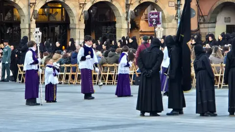 El Encuentro vuelve a latir en León con emoción y fervor popular. La Plaza Mayor se llena en una mañana radiante donde tradición, música y devoción se funden en uno de los momentos más intensos de la Semana Santa leonesa. Fotos: Carlos Calvo