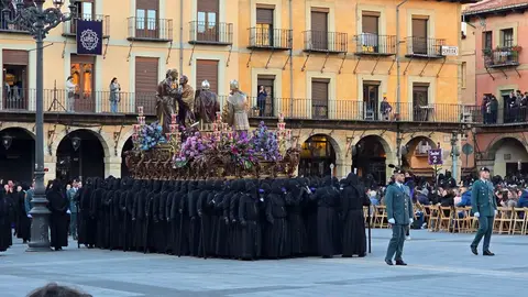 El Encuentro vuelve a latir en León con emoción y fervor popular. La Plaza Mayor se llena en una mañana radiante donde tradición, música y devoción se funden en uno de los momentos más intensos de la Semana Santa leonesa. Fotos: Carlos Calvo