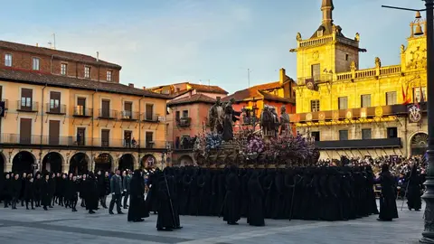 El Encuentro vuelve a latir en León con emoción y fervor popular. La Plaza Mayor se llena en una mañana radiante donde tradición, música y devoción se funden en uno de los momentos más intensos de la Semana Santa leonesa. Fotos: Carlos Calvo