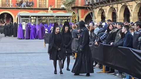 El Encuentro vuelve a latir en León con emoción y fervor popular. La Plaza Mayor se llena en una mañana radiante donde tradición, música y devoción se funden en uno de los momentos más intensos de la Semana Santa leonesa. Fotos: Carlos Calvo