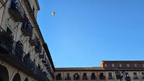 El Encuentro vuelve a latir en León con emoción y fervor popular. La Plaza Mayor se llena en una mañana radiante donde tradición, música y devoción se funden en uno de los momentos más intensos de la Semana Santa leonesa. Fotos: Carlos Calvo