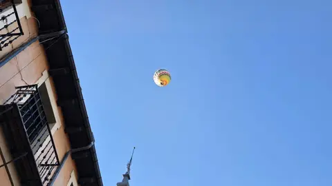El Encuentro vuelve a latir en León con emoción y fervor popular. La Plaza Mayor se llena en una mañana radiante donde tradición, música y devoción se funden en uno de los momentos más intensos de la Semana Santa leonesa. Fotos: Carlos Calvo
