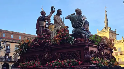 El Encuentro vuelve a latir en León con emoción y fervor popular. La Plaza Mayor se llena en una mañana radiante donde tradición, música y devoción se funden en uno de los momentos más intensos de la Semana Santa leonesa. Fotos: Carlos Calvo