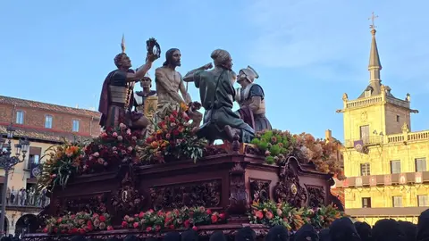 El Encuentro vuelve a latir en León con emoción y fervor popular. La Plaza Mayor se llena en una mañana radiante donde tradición, música y devoción se funden en uno de los momentos más intensos de la Semana Santa leonesa. Fotos: Carlos Calvo