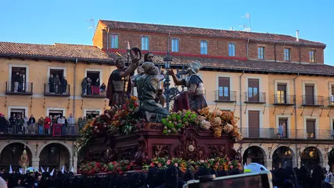 El Encuentro vuelve a latir en León con emoción y fervor popular. La Plaza Mayor se llena en una mañana radiante donde tradición, música y devoción se funden en uno de los momentos más intensos de la Semana Santa leonesa. Fotos: Carlos Calvo