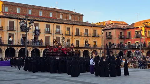 El Encuentro vuelve a latir en León con emoción y fervor popular. La Plaza Mayor se llena en una mañana radiante donde tradición, música y devoción se funden en uno de los momentos más intensos de la Semana Santa leonesa. Fotos: Carlos Calvo