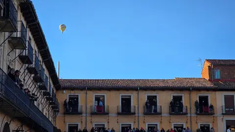 El Encuentro vuelve a latir en León con emoción y fervor popular. La Plaza Mayor se llena en una mañana radiante donde tradición, música y devoción se funden en uno de los momentos más intensos de la Semana Santa leonesa. Fotos: Carlos Calvo