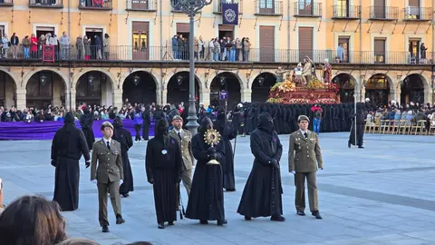 El Encuentro vuelve a latir en León con emoción y fervor popular. La Plaza Mayor se llena en una mañana radiante donde tradición, música y devoción se funden en uno de los momentos más intensos de la Semana Santa leonesa. Fotos: Carlos Calvo