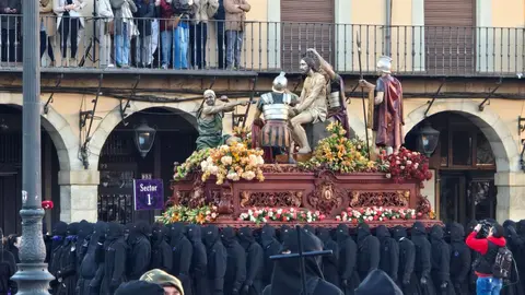 El Encuentro vuelve a latir en León con emoción y fervor popular. La Plaza Mayor se llena en una mañana radiante donde tradición, música y devoción se funden en uno de los momentos más intensos de la Semana Santa leonesa. Fotos: Carlos Calvo