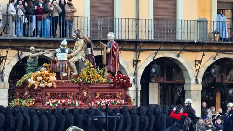 El Encuentro vuelve a latir en León con emoción y fervor popular. La Plaza Mayor se llena en una mañana radiante donde tradición, música y devoción se funden en uno de los momentos más intensos de la Semana Santa leonesa. Fotos: Carlos Calvo