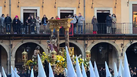 El Encuentro vuelve a latir en León con emoción y fervor popular. La Plaza Mayor se llena en una mañana radiante donde tradición, música y devoción se funden en uno de los momentos más intensos de la Semana Santa leonesa. Fotos: Carlos Calvo