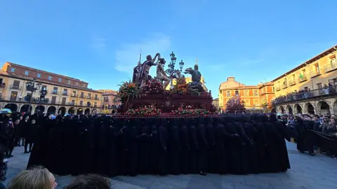 El Encuentro vuelve a latir en León con emoción y fervor popular. La Plaza Mayor se llena en una mañana radiante donde tradición, música y devoción se funden en uno de los momentos más intensos de la Semana Santa leonesa. Fotos: Carlos Calvo