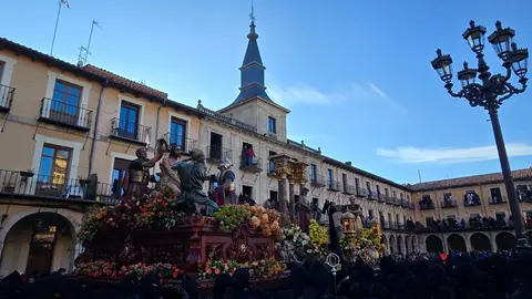 El Encuentro vuelve a latir en León con emoción y fervor popular. La Plaza Mayor se llena en una mañana radiante donde tradición, música y devoción se funden en uno de los momentos más intensos de la Semana Santa leonesa. Fotos: Carlos Calvo