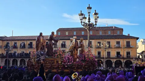 El Encuentro vuelve a latir en León con emoción y fervor popular. La Plaza Mayor se llena en una mañana radiante donde tradición, música y devoción se funden en uno de los momentos más intensos de la Semana Santa leonesa. Fotos: Carlos Calvo