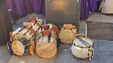 El Encuentro vuelve a latir en León con emoción y fervor popular. La Plaza Mayor se llena en una mañana radiante donde tradición, música y devoción se funden en uno de los momentos más intensos de la Semana Santa leonesa. Fotos: Carlos Calvo