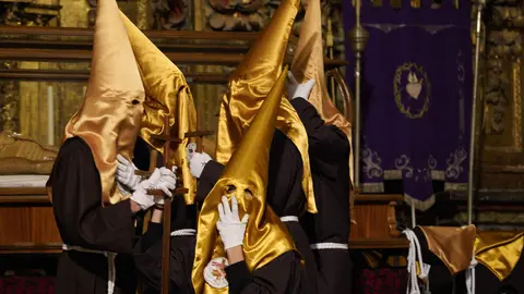 Procesión de la Santísima Virgen de los Dolores y Verónica de Villafranca del Bierzo. Foto: César Sánchez.