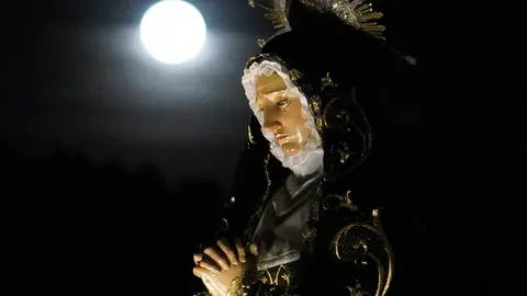 Procesión de la Santísima Virgen de los Dolores y Verónica de Villafranca del Bierzo. Foto: César Sánchez.