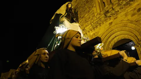 Procesión de la Santísima Virgen de los Dolores y Verónica de Villafranca del Bierzo. Foto: César Sánchez.