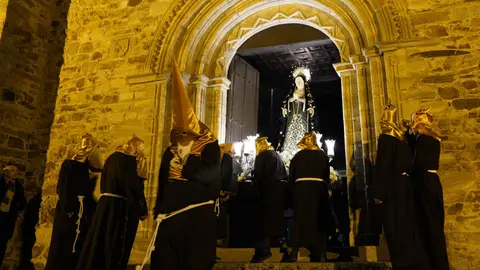 Procesión de la Santísima Virgen de los Dolores y Verónica de Villafranca del Bierzo. Foto: César Sánchez.