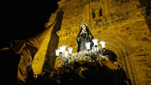 Procesión de la Santísima Virgen de los Dolores y Verónica de Villafranca del Bierzo. Foto: César Sánchez.