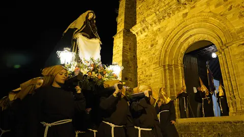 Procesión de la Santísima Virgen de los Dolores y Verónica de Villafranca del Bierzo. Foto: César Sánchez.