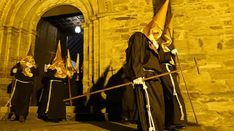 Procesión de la Santísima Virgen de los Dolores y Verónica de Villafranca del Bierzo. Foto: César Sánchez.