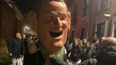 Genarín congrega a más de 25.000 personas en la madrugada leonesa. La celebración pagana recorre el casco histórico sin pasar por la Plaza del Grano con miles de leoneses tras su estela. Fotos: A.F. Reca