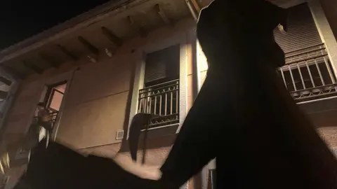 Genarín congrega a más de 25.000 personas en la madrugada leonesa. La celebración pagana recorre el casco histórico sin pasar por la Plaza del Grano con miles de leoneses tras su estela. Fotos: A.F. Reca