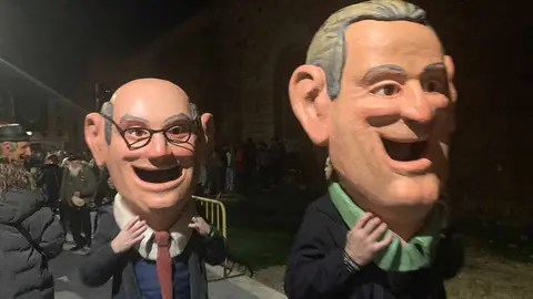 Genarín congrega a más de 25.000 personas en la madrugada leonesa. La celebración pagana recorre el casco histórico sin pasar por la Plaza del Grano con miles de leoneses tras su estela. Fotos: A.F. Reca
