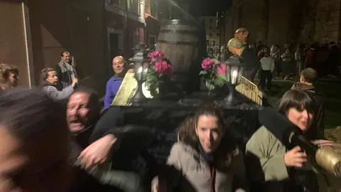 Genarín congrega a más de 25.000 personas en la madrugada leonesa. La celebración pagana recorre el casco histórico sin pasar por la Plaza del Grano con miles de leoneses tras su estela. Fotos: A.F. Reca