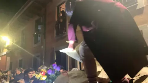 Genarín congrega a más de 25.000 personas en la madrugada leonesa. La celebración pagana recorre el casco histórico sin pasar por la Plaza del Grano con miles de leoneses tras su estela. Fotos: A.F. Reca)