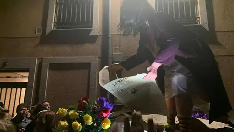 Genarín congrega a más de 25.000 personas en la madrugada leonesa. La celebración pagana recorre el casco histórico sin pasar por la Plaza del Grano con miles de leoneses tras su estela. Fotos: A.F. Reca