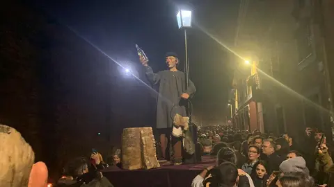 Genarín congrega a más de 25.000 personas en la madrugada leonesa. La celebración pagana recorre el casco histórico sin pasar por la Plaza del Grano con miles de leoneses tras su estela. Fotos: A.F. Reca