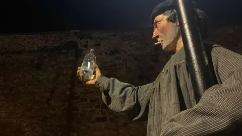 Genarín congrega a más de 25.000 personas en la madrugada leonesa. La celebración pagana recorre el casco histórico sin pasar por la Plaza del Grano con miles de leoneses tras su estela. Fotos: A.F. Reca