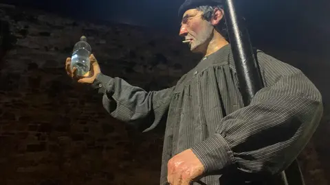 Genarín congrega a más de 25.000 personas en la madrugada leonesa. La celebración pagana recorre el casco histórico sin pasar por la Plaza del Grano con miles de leoneses tras su estela. Fotos: A.F. Reca