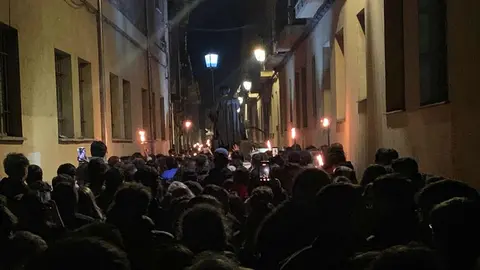 Genarín congrega a más de 25.000 personas en la madrugada leonesa. La celebración pagana recorre el casco histórico sin pasar por la Plaza del Grano con miles de leoneses tras su estela. Fotos: A.F. Reca