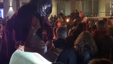 Genarín congrega a más de 25.000 personas en la madrugada leonesa. La celebración pagana recorre el casco histórico sin pasar por la Plaza del Grano con miles de leoneses tras su estela. Fotos: A.F. Reca