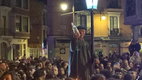 Genarín congrega a más de 25.000 personas en la madrugada leonesa. La celebración pagana recorre el casco histórico sin pasar por la Plaza del Grano con miles de leoneses tras su estela. Fotos: A.F. Reca