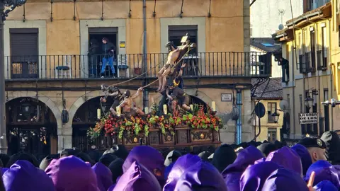 La ciudad de León ha vivido desde el amanecer del Viernes Santo uno de sus momentos más representativos con la celebración de la Procesión de los Pasos, organizada por la Cofradía del Dulce Nombre de Jesús Nazareno. Fotos: C. Calvo