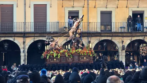 La ciudad de León ha vivido desde el amanecer del Viernes Santo uno de sus momentos más representativos con la celebración de la Procesión de los Pasos, organizada por la Cofradía del Dulce Nombre de Jesús Nazareno. Fotos: C. Calvo