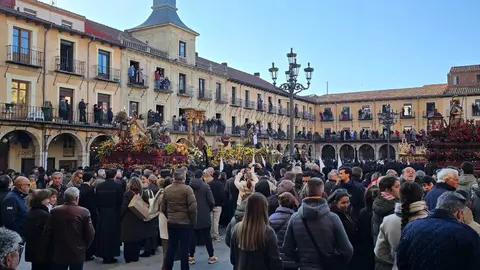 La ciudad de León ha vivido desde el amanecer del Viernes Santo uno de sus momentos más representativos con la celebración de la Procesión de los Pasos, organizada por la Cofradía del Dulce Nombre de Jesús Nazareno. Fotos: C. Calvo