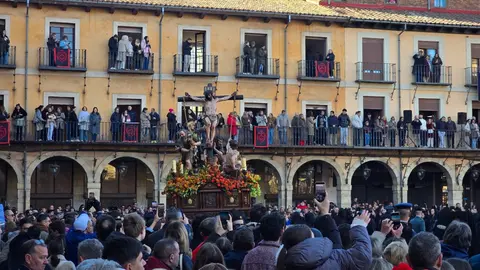 La ciudad de León ha vivido desde el amanecer del Viernes Santo uno de sus momentos más representativos con la celebración de la Procesión de los Pasos, organizada por la Cofradía del Dulce Nombre de Jesús Nazareno. Fotos: C. Calvo