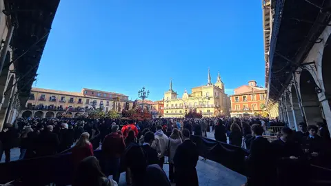 La ciudad de León ha vivido desde el amanecer del Viernes Santo uno de sus momentos más representativos con la celebración de la Procesión de los Pasos, organizada por la Cofradía del Dulce Nombre de Jesús Nazareno. Fotos: C. Calvo