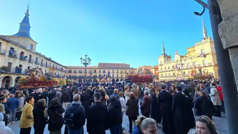 La ciudad de León ha vivido desde el amanecer del Viernes Santo uno de sus momentos más representativos con la celebración de la Procesión de los Pasos, organizada por la Cofradía del Dulce Nombre de Jesús Nazareno. Fotos: C. Calvo