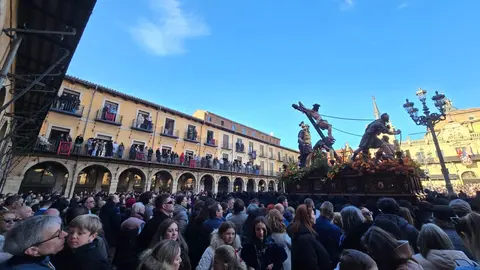La ciudad de León ha vivido desde el amanecer del Viernes Santo uno de sus momentos más representativos con la celebración de la Procesión de los Pasos, organizada por la Cofradía del Dulce Nombre de Jesús Nazareno. Fotos: C. Calvo