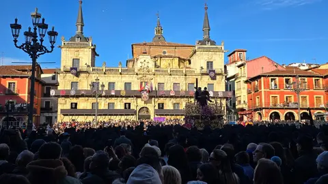 La ciudad de León ha vivido desde el amanecer del Viernes Santo uno de sus momentos más representativos con la celebración de la Procesión de los Pasos, organizada por la Cofradía del Dulce Nombre de Jesús Nazareno. Fotos: C. Calvo