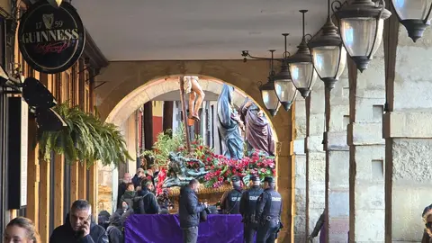 La ciudad de León ha vivido desde el amanecer del Viernes Santo uno de sus momentos más representativos con la celebración de la Procesión de los Pasos, organizada por la Cofradía del Dulce Nombre de Jesús Nazareno. Fotos: C. Calvo