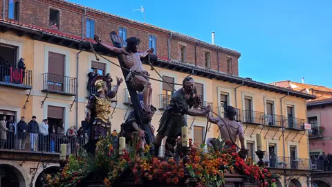 La ciudad de León ha vivido desde el amanecer del Viernes Santo uno de sus momentos más representativos con la celebración de la Procesión de los Pasos, organizada por la Cofradía del Dulce Nombre de Jesús Nazareno. Fotos: C. Calvo