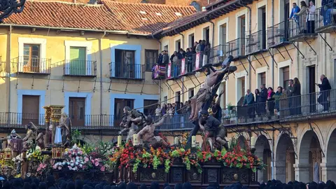 La ciudad de León ha vivido desde el amanecer del Viernes Santo uno de sus momentos más representativos con la celebración de la Procesión de los Pasos, organizada por la Cofradía del Dulce Nombre de Jesús Nazareno. Fotos: C. Calvo